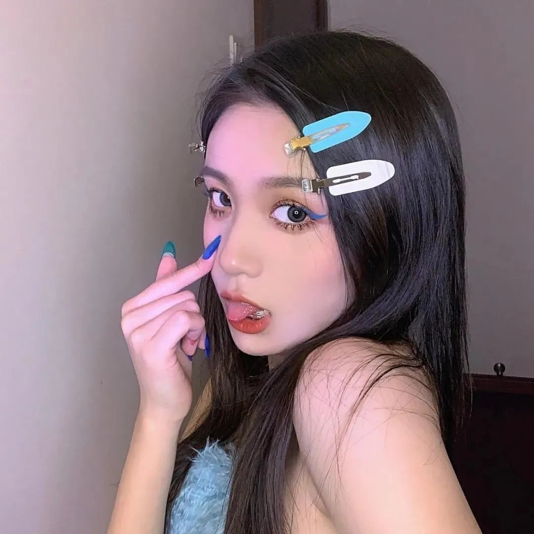 《网红直播中突然关美颜，真实容貌吓跑榜一大哥》配图